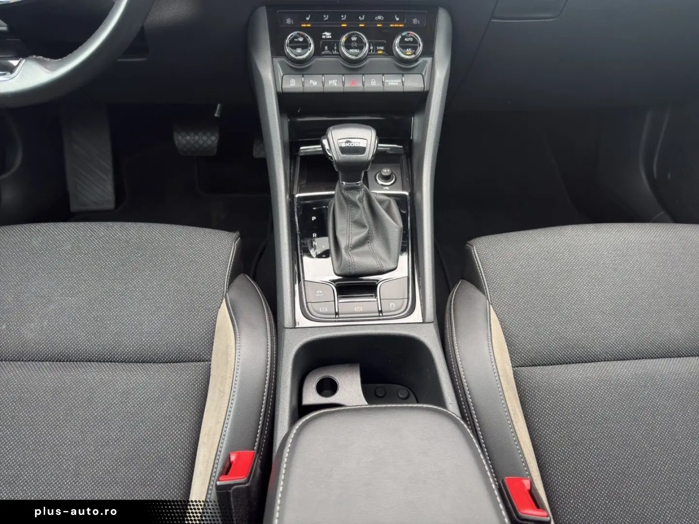 SKODA Karoq 2.0 TDI DSG Style MATRIX ACC PANO STANDHZ