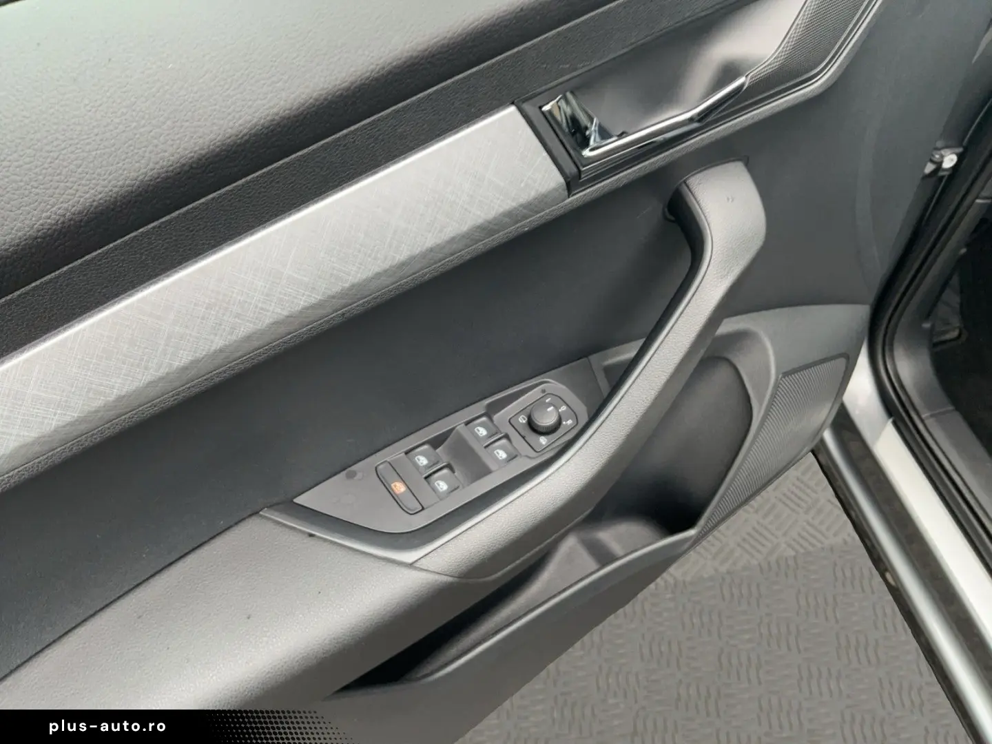 SKODA Karoq 2.0TDI Tour DSG Navi LED RFK PDC ACC