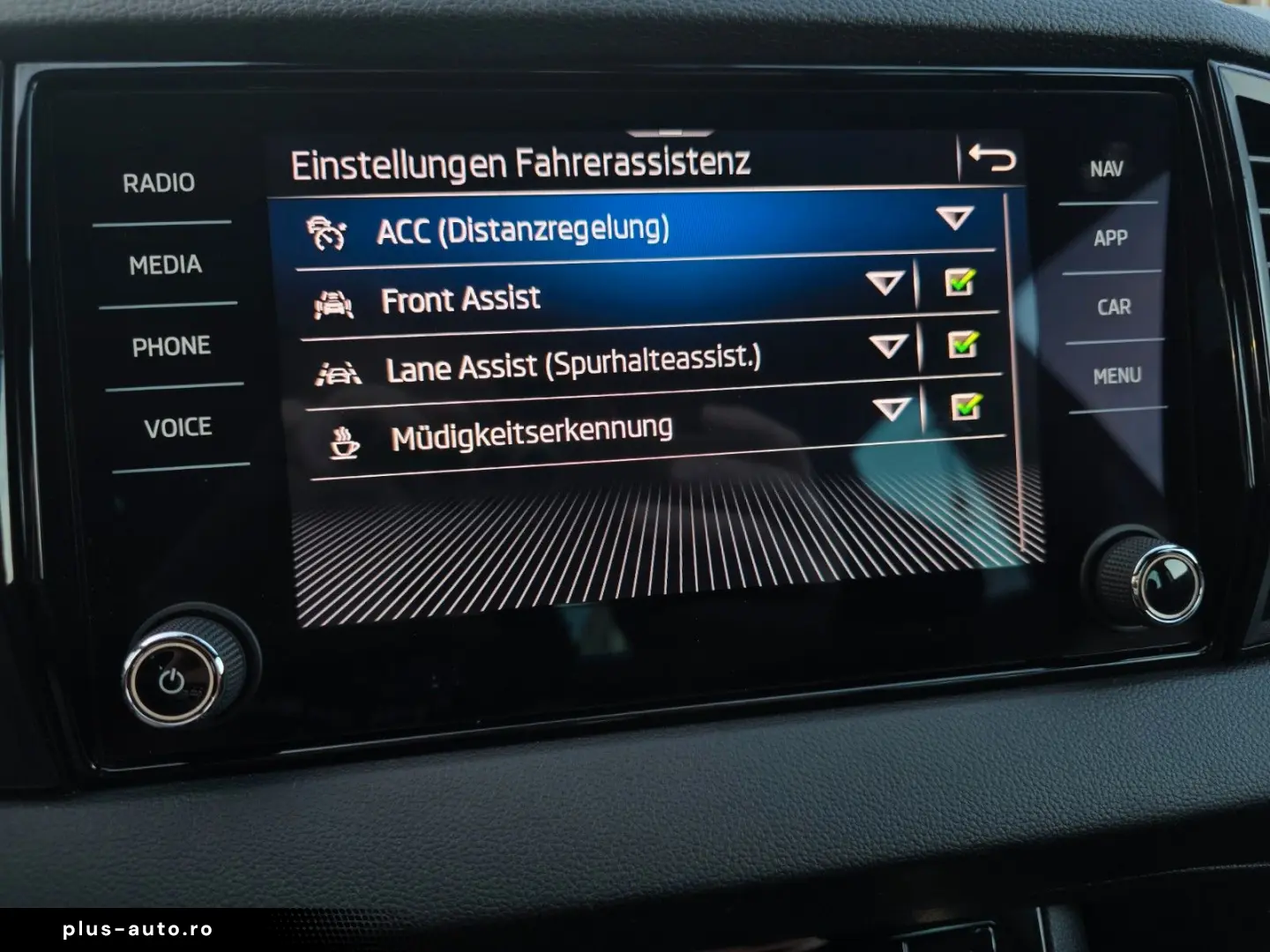 SKODA Karoq 2.0l TDI 85kW DSG SportLine LED Navi PDC