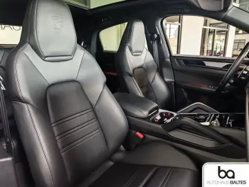 PORSCHE Cayenne Coupe E-Hyb Black Inno 2 1 2.Displ Luft
