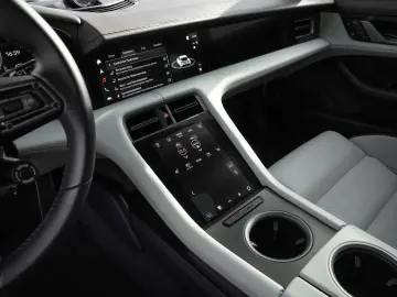 PORSCHE Taycan 4S SportDesign Paket Performancebatterie