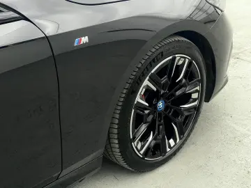 BMW i5 M60 xDrive M Sport LASER PANO AHK B&W HUD
