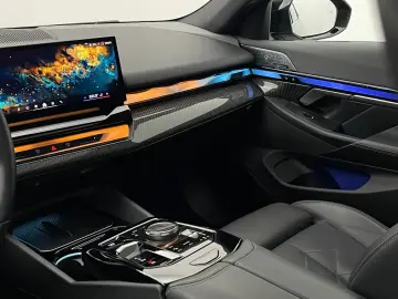 BMW i5 M60 xDrive M Sport LASER PANO AHK B&W HUD