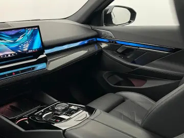 BMW i5 M60 xDrive M Sport LASER PANO AHK B&W HUD