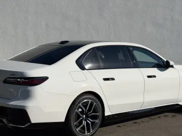 BMW i7 eDrive50 M SPORT KRISTAL KAMERA ACC ICONIC