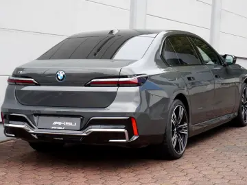 BMW i7 M70 CINEMA B&W SKY LOUNGE INDIVIDUAL EXECUTIV