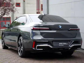 BMW i7 M70 CINEMA B&W SKY LOUNGE INDIVIDUAL EXECUTIV