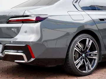 BMW i7 M70 CINEMA B&W SKY LOUNGE INDIVIDUAL EXECUTIV