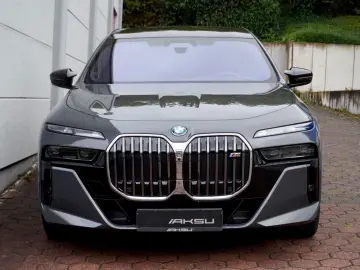 BMW i7 M70 CINEMA B&W SKY LOUNGE INDIVIDUAL EXECUTIV