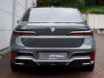 BMW i7 M70 CINEMA B&W SKY LOUNGE INDIVIDUAL EXECUTIV