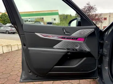 BMW i7 M70 CINEMA B&W SKY LOUNGE INDIVIDUAL EXECUTIV