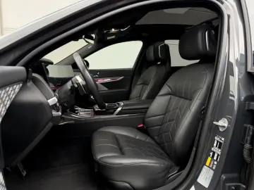 BMW i7 M70 CINEMA B&W SKY LOUNGE INDIVIDUAL EXECUTIV