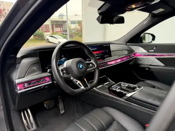 BMW i7 M70 CINEMA B&W SKY LOUNGE INDIVIDUAL EXECUTIV