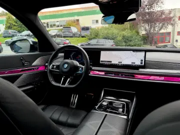 BMW i7 M70 CINEMA B&W SKY LOUNGE INDIVIDUAL EXECUTIV