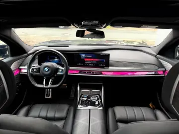 BMW i7 M70 CINEMA B&W SKY LOUNGE INDIVIDUAL EXECUTIV
