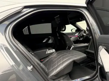 BMW i7 M70 CINEMA B&W SKY LOUNGE INDIVIDUAL EXECUTIV