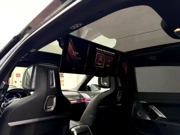 BMW i7 M70 CINEMA B&W SKY LOUNGE INDIVIDUAL EXECUTIV