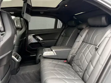 BMW i7 M70 CINEMA B&W SKY LOUNGE INDIVIDUAL EXECUTIV