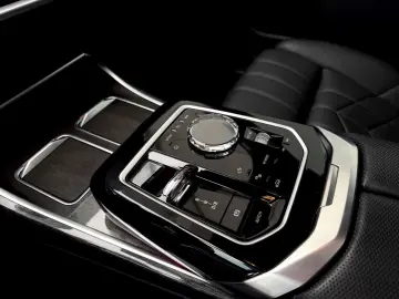 BMW i7 M70 CINEMA B&W SKY LOUNGE INDIVIDUAL EXECUTIV