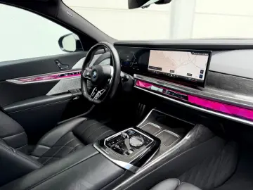 BMW i7 M70 CINEMA B&W SKY LOUNGE INDIVIDUAL EXECUTIV