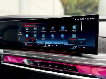 BMW i7 M70 CINEMA B&W SKY LOUNGE INDIVIDUAL EXECUTIV