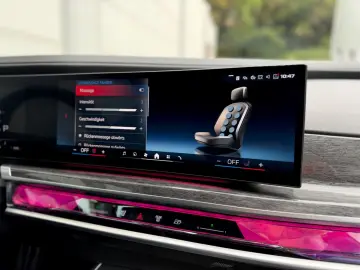 BMW i7 M70 CINEMA B&W SKY LOUNGE INDIVIDUAL EXECUTIV