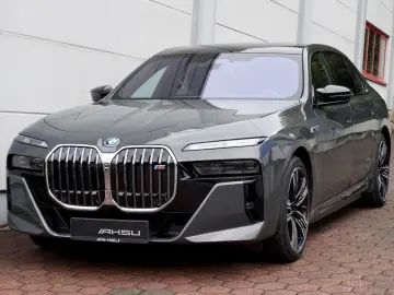 BMW i7 M70 CINEMA B&W SKY LOUNGE INDIVIDUAL EXECUTIV