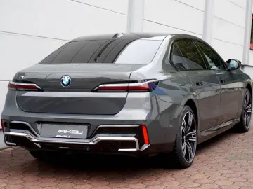 BMW i7 M70 CINEMA B&W SKY LOUNGE INDIVIDUAL EXECUTIV