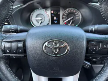 TOYOTA Hilux 2.4 D Double Cab Comfort AT  Navi CAM SHZ