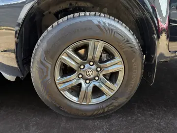 TOYOTA Hilux 2.4 D Double Cab Comfort AT  Navi CAM SHZ