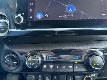TOYOTA Hilux 2.4 D Double Cab Comfort AT  Navi CAM SHZ