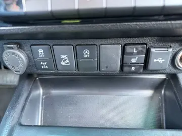 TOYOTA Hilux 2.4 D Double Cab Comfort AT  Navi CAM SHZ