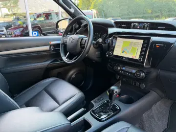TOYOTA Hilux Double Cab Invincible 4x4 AUTOMATIK AHK