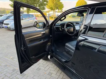 TOYOTA Hilux Double Cab Invincible 4x4 AUTOMATIK AHK