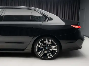BMW 740d xDrive M Sport Pro  Individual  Faruri Crystal  B&W