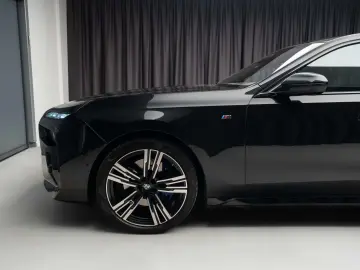 BMW 740d xDrive M Sport Pro  Individual  Faruri Crystal  B&W