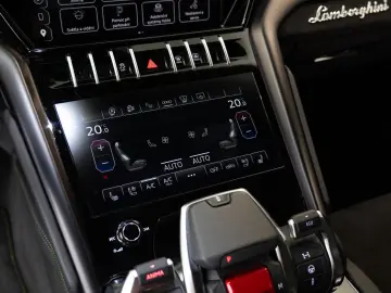 LAMBORGHINI Urus S
