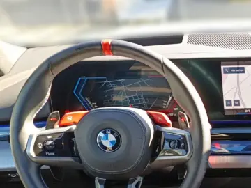 BMW M5 Touring xDrive ICONIC GLOW SITZBELÜFTUNG BOWE
