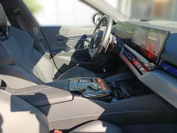 BMW M5 Touring xDrive ICONIC GLOW SITZBELÜFTUNG BOWE