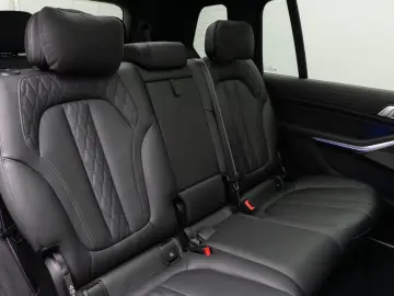 BMW X7 M60i xDrive   530 CP • V8 • 7 LOCURI • 360  • HUD