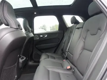 VOLVO XC60 Black Edition Ultra B5 AWD B&W Pano AHK HUD