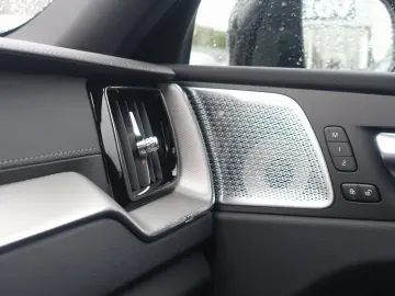 VOLVO XC60 Black Edition Ultra B5 AWD B&W Pano AHK HUD