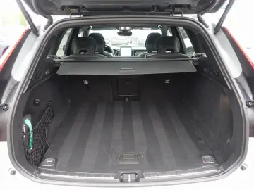 VOLVO XC60 Black Edition Ultra B5 AWD B&W Pano AHK HUD