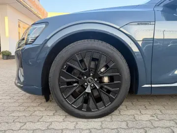 AUDI Q8 e-tron 55 ACC AHK HuD PANO DIGI-MATRIX 360