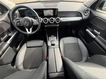 MERCEDES-BENZ GLB 200d Progressive LED PANO TLEDER NAV RCAM