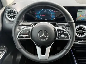 MERCEDES-BENZ GLB 200d Progressive LED PANO TLEDER NAV RCAM