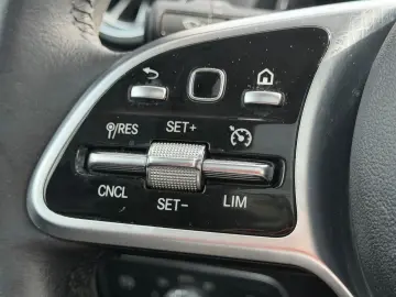 MERCEDES-BENZ GLB 200d Progressive LED PANO TLEDER NAV RCAM