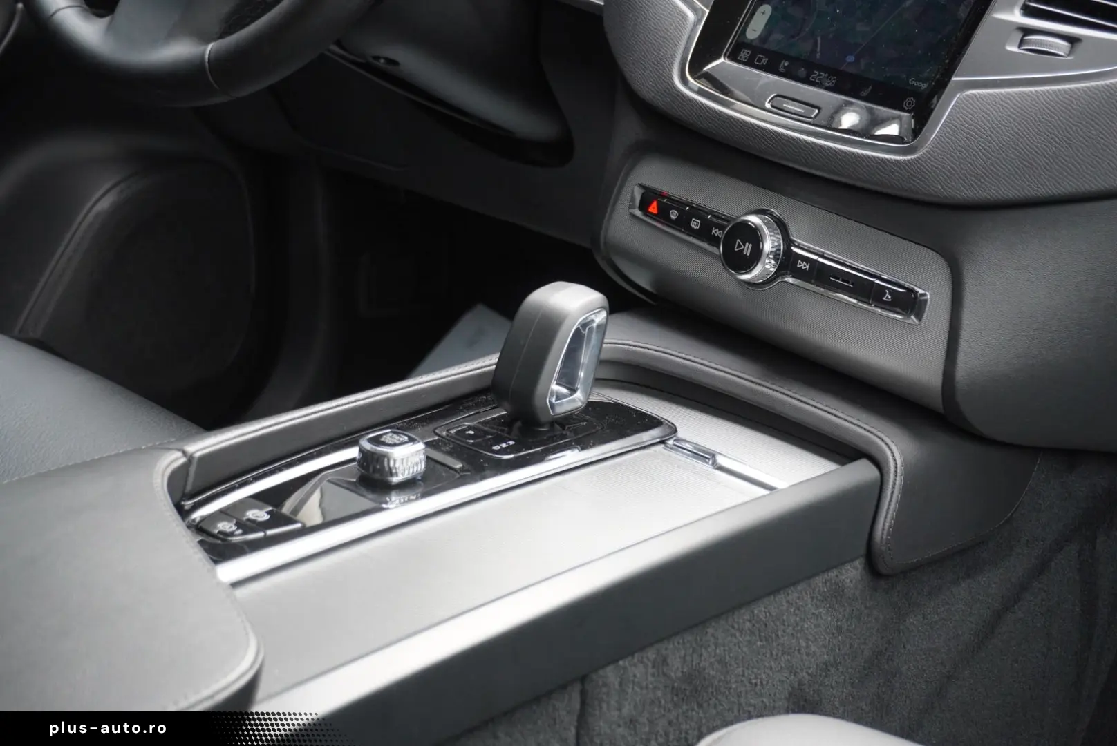 VOLVO XC90 Recharge Plug-In Hybrid AWD AHK 20Zoll LED