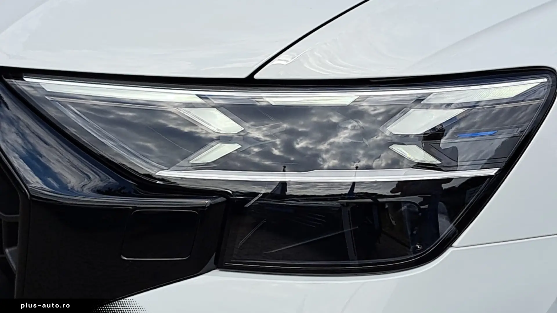 Audi Q8 TFSie quattro tiptr. S line PANO AHK 22  AIR