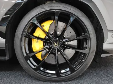 LAMBORGHINI S   AKRAPOVIC   PANO   B & O   MASSAGE   WARANTY